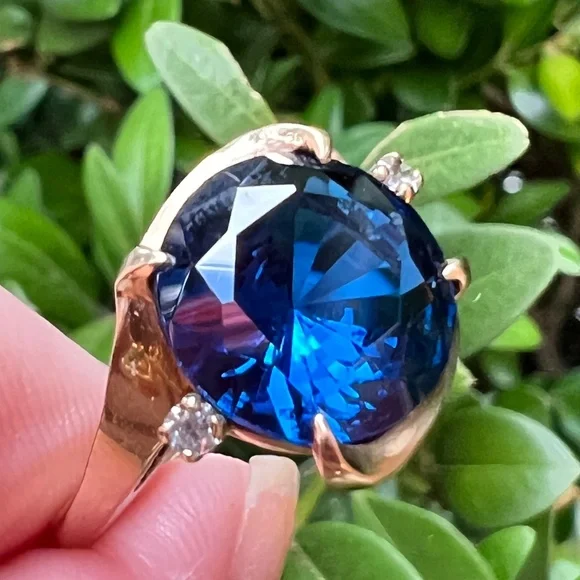 VINTAGE 10K YELLOW GOLD LARGE ROUND SYNTHETIC BLUE SPINEL RING SPRING HALLMARK